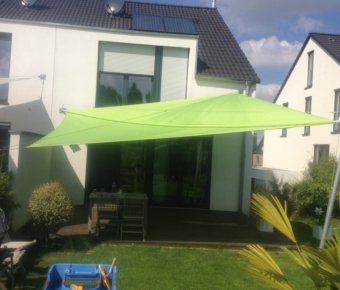 Grünes, aufrollbares Sonnensegel an Terrasse | Lisori Sonnensegel