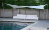 Grosses helles Sonnensegel, freistehend ausgeführt mit 4 Lisori Edelstahlmasten über dem Loungebereich eines modernen Pools in Betonoptik | Lisori Sonnensegel