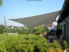 Viereckiges beiges Sonnensegel von Lisori über der Gartenterrasse eines Einfamilienhauses | Lisori Sonnensegel
