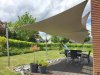 Kombination aus 2 beigen Sonnensegeln über der Terrasse eines modernen Einfamilienhauses | Lisori Sonnensegel