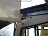 Ansicht Befestigung der Ecken an der Hausfassade mit Halterungen aus Edelstahl: Kombination aus 1 beigem und 1 dunkelgrauem Sonnensegel über der Terasse eines Einfamilienhauses | Lisori Sonnensegel