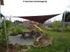 Freistehendes viereckiges Sonnensegel von Lisori über einer Terrasse im Aussenbereich eines Gartens | Lisori Sonnensegel