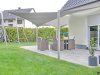 Kombination aus 2 grauen Sonnensegeln mit 4 Lisori Edelstahl-Segelmasten über der Terrasse eines modernen Einfamilienhauses | Lisori Sonnensegel