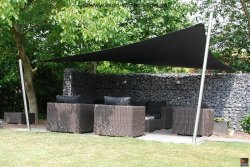Dunkelgraues feststehendes Premium Sonnensegel über Loungebereich eines Gartens | Lisori Sonnensegel