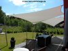Kombination aus 2 hellen / weissen Sonnensegeln mit 4 Lisori Edelstahl-Segelmasten über der Terrasse eines modernen Einfamilienhauses | Lisori Sonnensegel