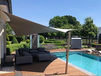 Schönes großes Sonnensegel am Pool