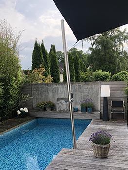 Schönes Sonnensegel am Pool