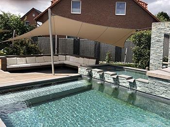 Schönes Sonnensegel über Lounge am Pool
