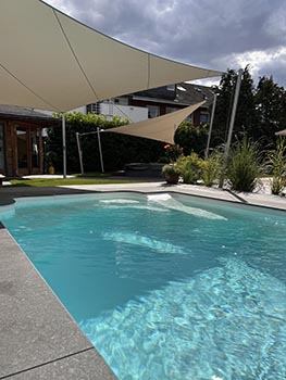 Mehrere Sonnensegel am Pool und über dem Pool, sowie über der Ruhezone am Pool