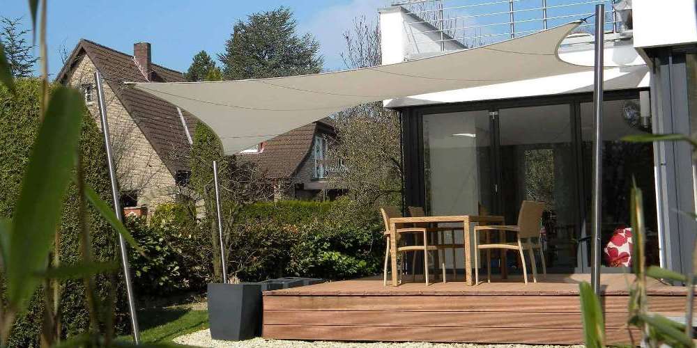 Sonnenschutzsegel mit drei Edelstahlmasten auf einer Terrasse
